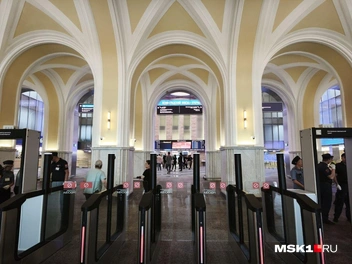 Пассажиров встречают стеклянные турникеты… | Источник: Михаил Мечев / MSK1.RU