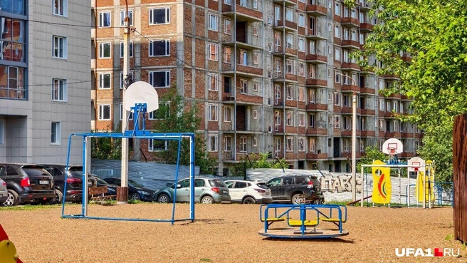 Детская площадка рядом со стройкой | Источник: Булат Салихов / UFA1.RU