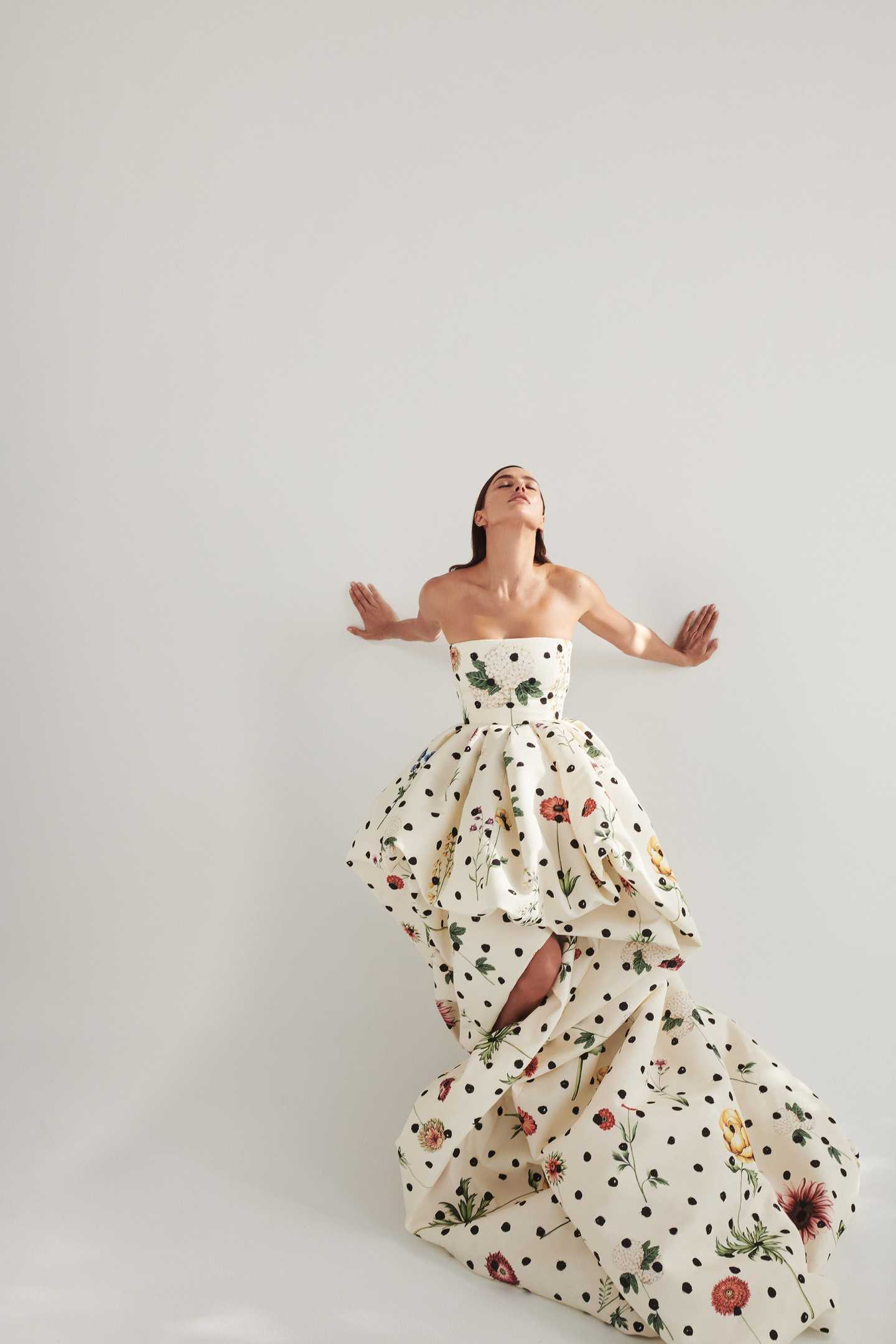 Фото: прекрасная Ирина Шейк в новой кампании Oscar de la Renta