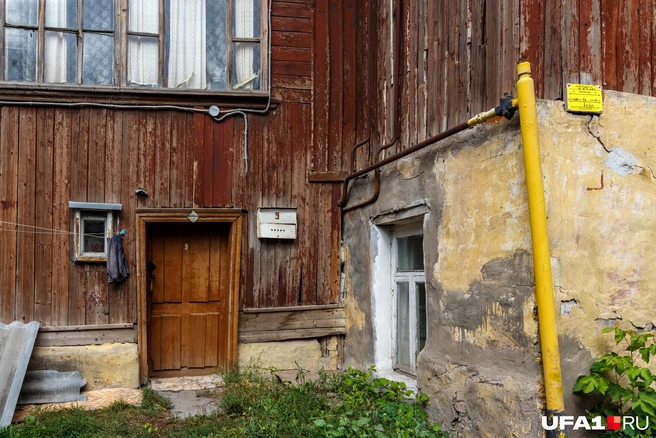 Здесь живут маленькие люди. Дверь размером с окно | Источник: Булат Салихов