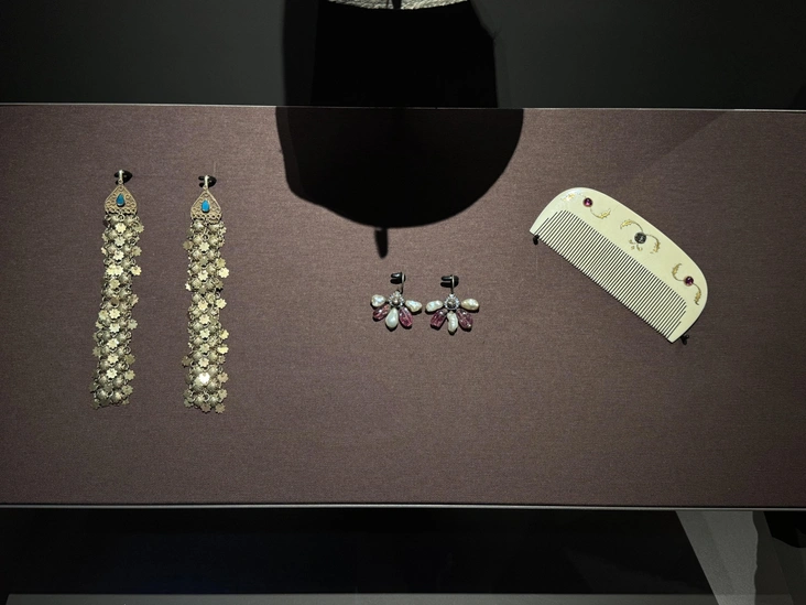 Украшения султанш и гребешок и слоновой кости