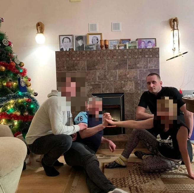 Василий Ветлугин (справа) с семьей на Новый год | Источник: социальные сети мамы умершего