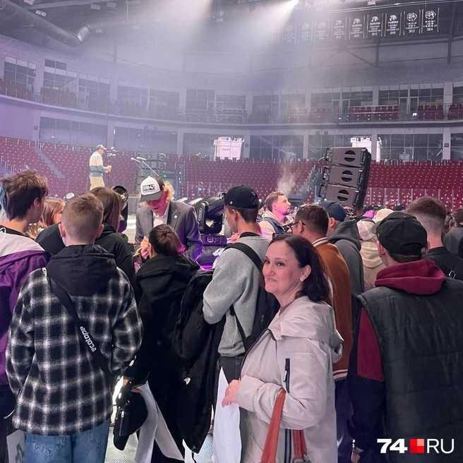 Автографы брали и у полюбившегося фанатам ведущего матчей | Источник: Наталия Колмогорова