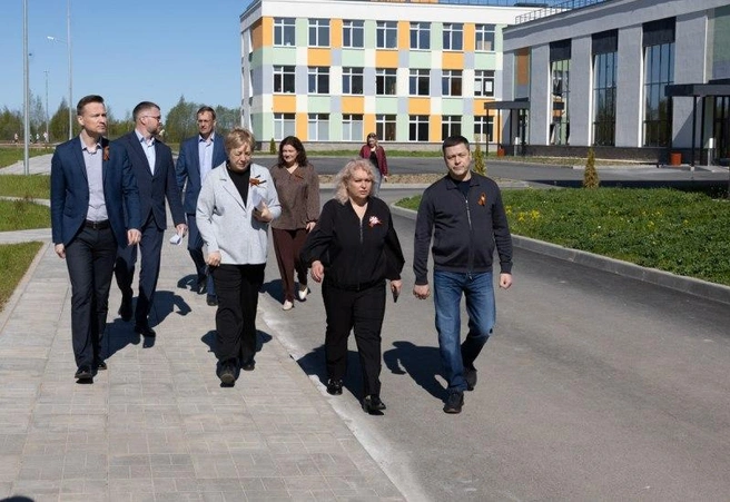 Михаил Ведерников оценил оснащение новой Гдовской школы | Источник: pskov.ru
