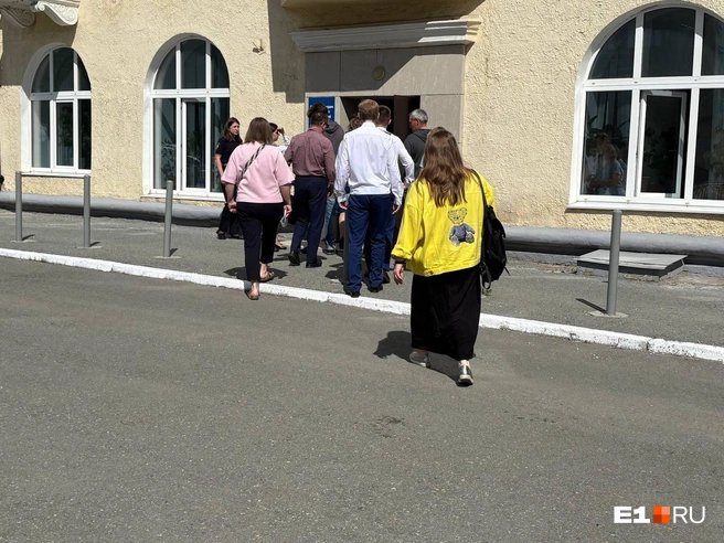 Людей заводят партиями. Мы следили в режиме онлайн, как проходит визит генпрокурора в Екатеринбурге | Источник: Ксения Мельникова / E1.RU