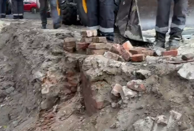 Кладку раскопали во время ремонта теплотрассы | Источник: Сергей Островский