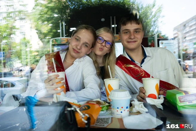 Людей с лентой через плечо можно было встретить в каждом кафе | Источник: Евгений Вдовин / 161.RU