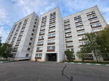 Девятиэтажное общежитие со стороны | Источник: Петр / «Яндекс Карты»