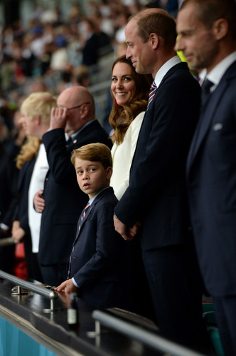 Принц Уильям, Кейт Миддлтон и принц Джордж на финале чемпионата Европы по футболу