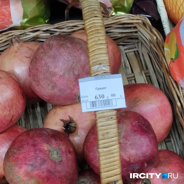 Гранаты, имбирь, манго&nbsp;— продукты в Хужире на любой вкус и кошелек | Источник: Алёна Кашпарова / «ИрСити»