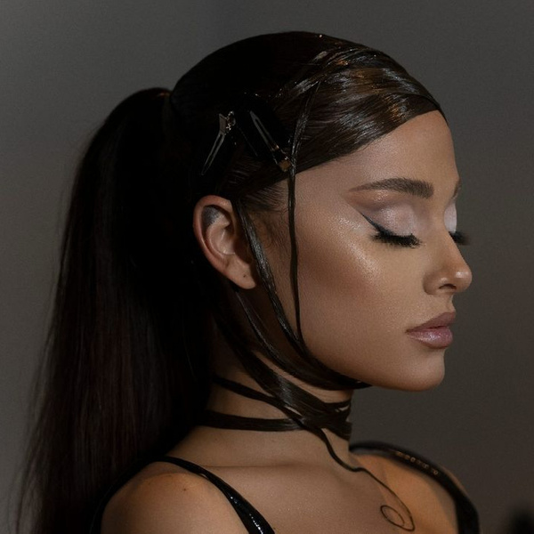 Эффектный макияж со стрелками: Ариана Гранде показала самый стильный образ на Новый год 2022