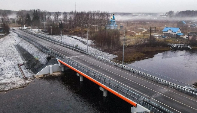 В 2022 году на федеральной трассе А-215 построили новый мост в поселке Самодед | Источник: Группа компаний «Автодороги» / vk.com