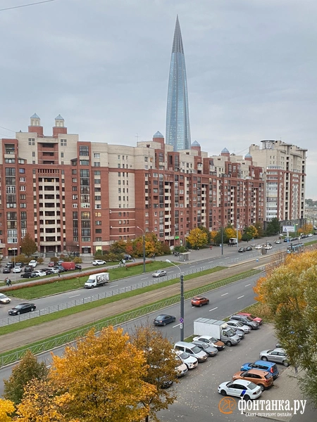 Петербург накрыл атмосферный фронт. Небоскреб Лахта Центра исчез в облаках | Источник: Мария Долбиш/«Фонтанка.ру»