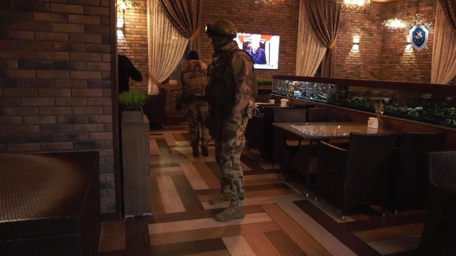 По данным следователей, мужчина заманивал девочек в потайную комнату в этом кафе | Источник: СУ СК России по Пермскому краю / Telegram