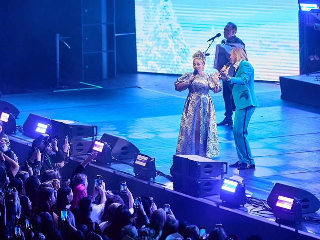 На сцене с певицей были её сын Георгий и ансамбль «Золотое кольцо». | nsk54.online