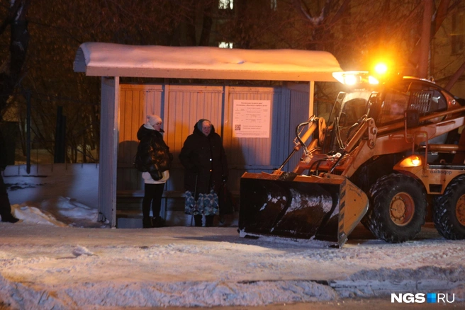 Параллельно с работой на проезжей части убирали и тротуары | Источник: Андрей Бортко / NGS.RU