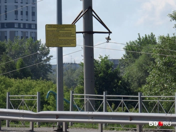 На подходах к мосту установлены знаки о зоне транспортной безопасности | Источник: Кирилл Хафизов / 59.RU