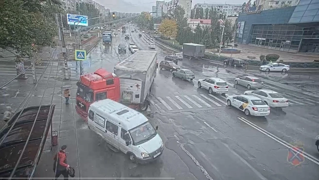 На юге Волгограда только чудом обошлось без жертв в аварии с тяжелым грузовиком | Источник: ГУ МВД по Волгоградской области