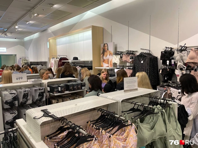 Собираетесь в H&M? Будьте готовы к очередям | Источник: Алёна Косточкина