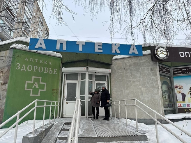 Жалобы на длинные очереди в аптеке по адресу Бардина, 34 | Источник: Полина Карфидова / E1.RU