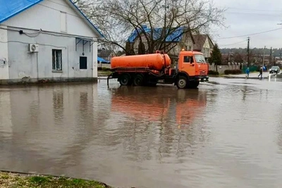 В Липецке устраняют последствия затяжного дождя