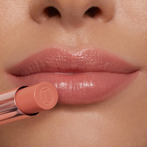 На фото: Бальзам для губ L'Oreal Paris Glow Paradise  | woman.ru