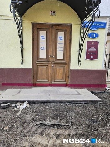 В культурно-деловом центре говорят, что теперь им придется потратиться на новые двери | Источник: Анастасия Сысоева