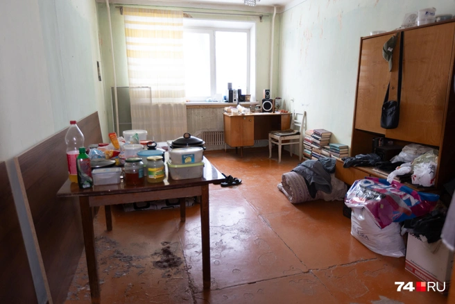 А это комната, в которой спит брат. Как будто порядка здесь больше | Источник: Игорь Титов