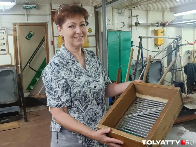Это приспособление помогает «просеивать» рыбок, когда их сортируют по размерам. На фото&nbsp;— директор рыбозавода Елена Мороз. Когда-то она начинала здесь работать простым рыбоводом и знает о своих воспитанниках все и даже чуть больше | Источник: Юлия Дроглева / Tolyatty.ru