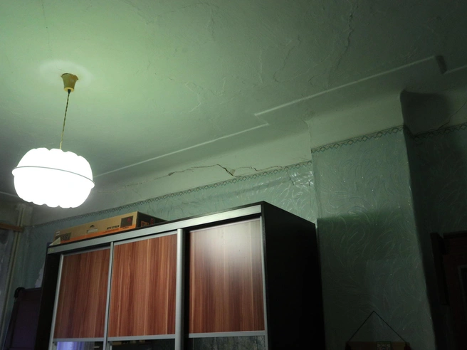 Комната в одной из квартир имеет расходящиеся трещины, что вызывает особую тревогу у хозяйки | Источник: Андрей Бортко / NGS.RU
