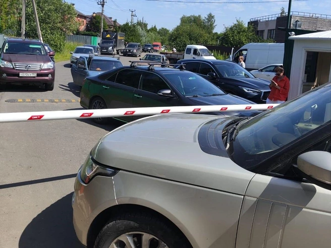 Максим Гусев не дает закрыть шлагбаум | Источник: Анжелика Соколова
