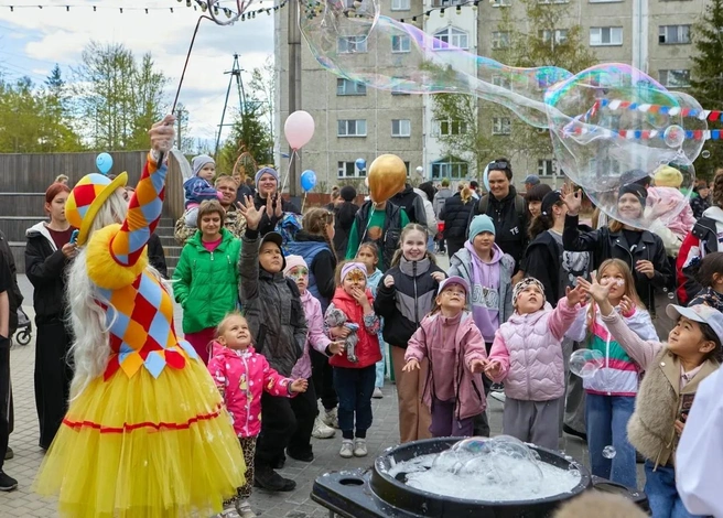 Сквер в Новой Чаре и площадка у Дома культуры в Куанде превратились в большие цирковые площадки | Источник: ООО «УДОКАНСКАЯ МЕДЬ»