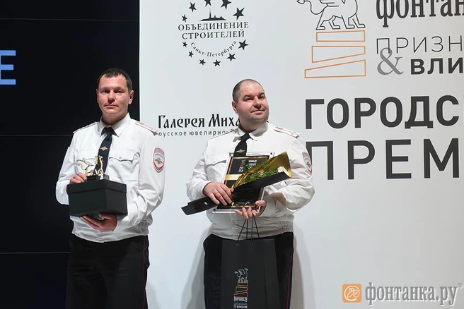 сотрудники отдельного батальона №3УГИБДД капитан полиции Дмитрий Конвисаров и ст.лейтенант полиции Вячеслав Шарабуркин