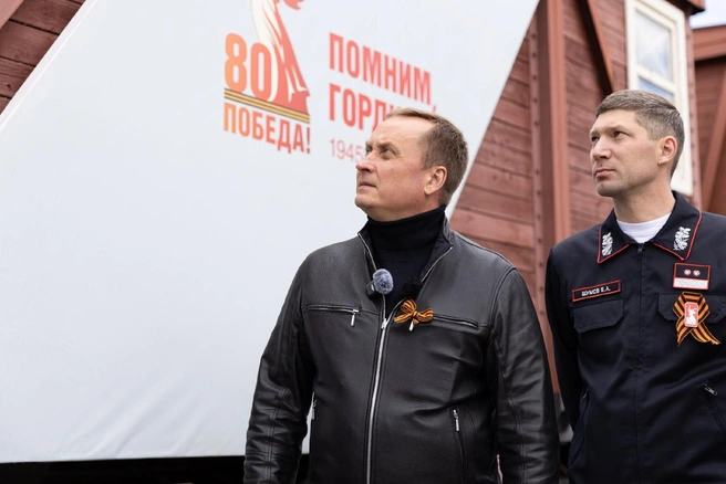 Максим Слепов максимально вовлечен в жизнь города. Он часто устраивает пешие осмотры, старается всегда участвовать в высадке деревьев и даже не прочь лично повесить кормушки для белок | Источник: Максим Слепов / Vk.com