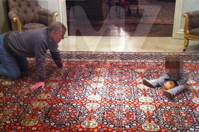 Бывший принц Эндрю и мяч-грудь