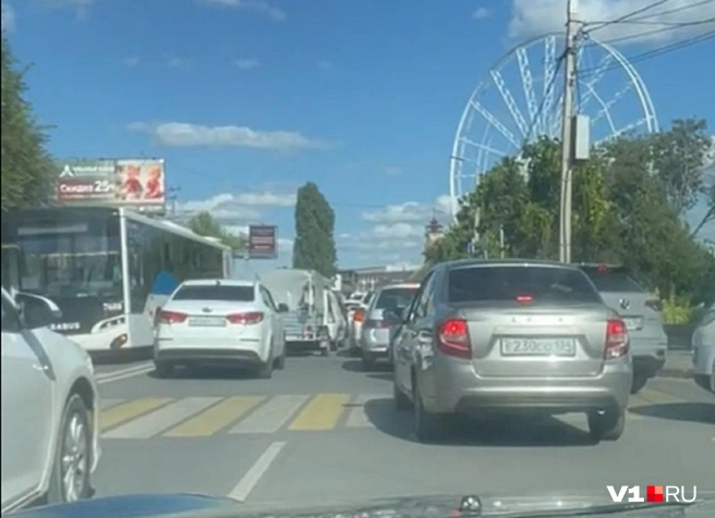 Настолько огромных пробок на этом участке не было до введения изменений в схеме движения | Источник: читатели V1.RU