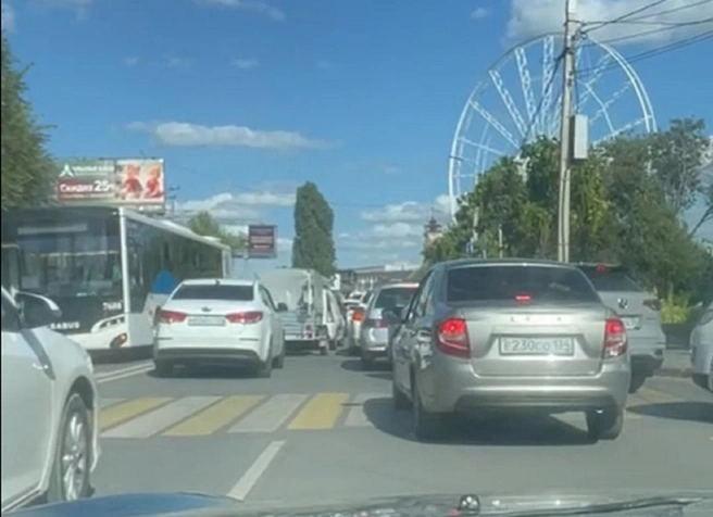 Чиновники пока только думают, как ликвидировать пробку в центре города | Источник: читатели V1.RU