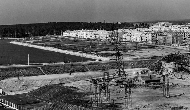 При строительстве ГЭС под воду ушли сотни домов, и некоторых жителей бывшей деревни Нижние Чёмы поселили в новом микрорайоне ОбьГЭС | Источник: музей «Чёмы»