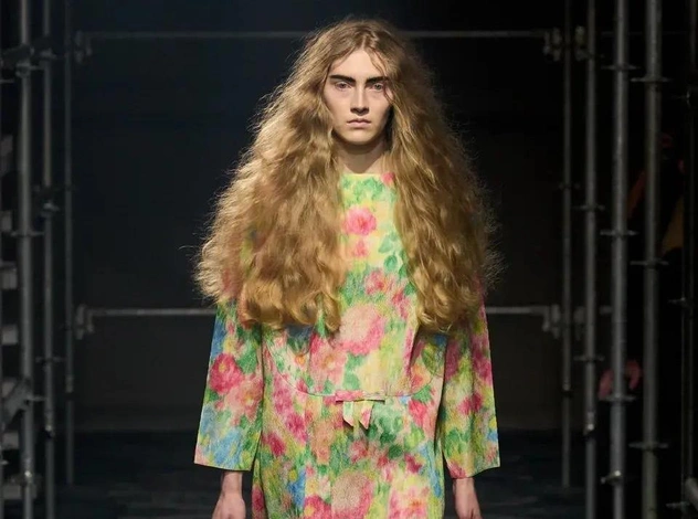 Кто эта модель на показе Prada с невероятно красивыми волосами?
