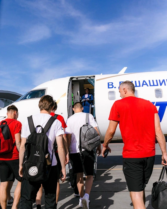 Футболисты «Акрона» уже прилетели в Волгоград. Артем Дзюба — крайний справа | Источник: ФК «Акрон» / Vk.com