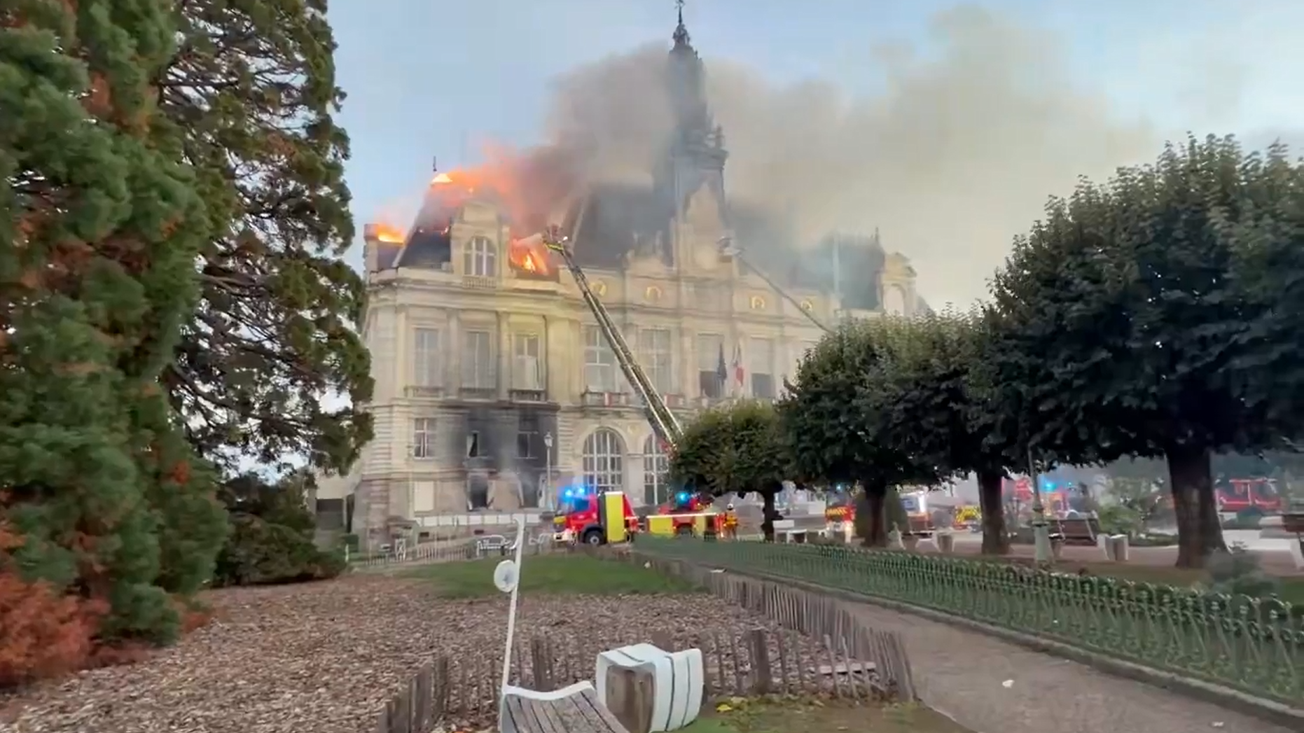 Радикалы подожгли историческое здание во Франции — видео, как рушится колокольная башня