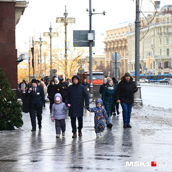 Для того чтобы попасть на Красную площадь, нужно обойти здание гостиницы | Источник: Татьяна Спиридонова / MSK1.RU