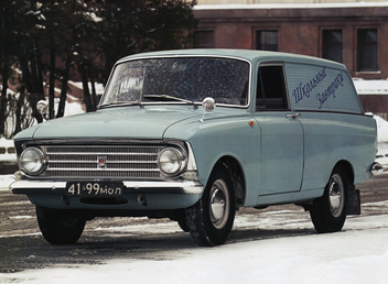 …а это советский легкий коммерческий фургон «Москвич-433». Хромированные зеркала ему к лицу