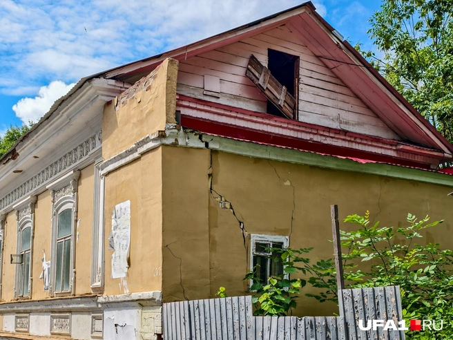 Трещина на фасаде со стороны улицы Крупской | Источник: Булат Салихов / UFA1.RU