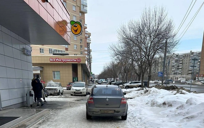 «Тротуарщик» на Renault перегородил проход | Источник: читатель 74.RU