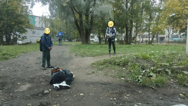 На фото видно, как один из школьников лежит и прикрывает голову руками | Источник: Тутаев Подслушано / Vk.com