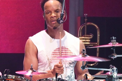 Барабанщик Earth, Wind & Fire очнулся от комы