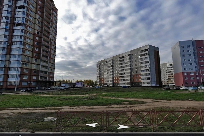 Под окнами домов были полянки и тропы, а сейчас торговые центры | Источник: «Яндекс.Карты»