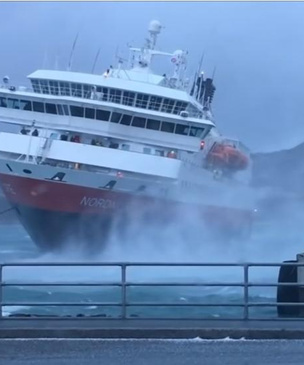 Экстремальная швартовка огромного круизного лайнера в шторм (видео)
