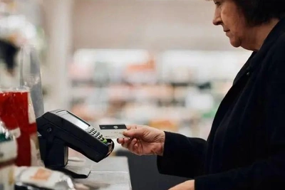 Сочинка месяц тратила чужие деньги с найденной карты